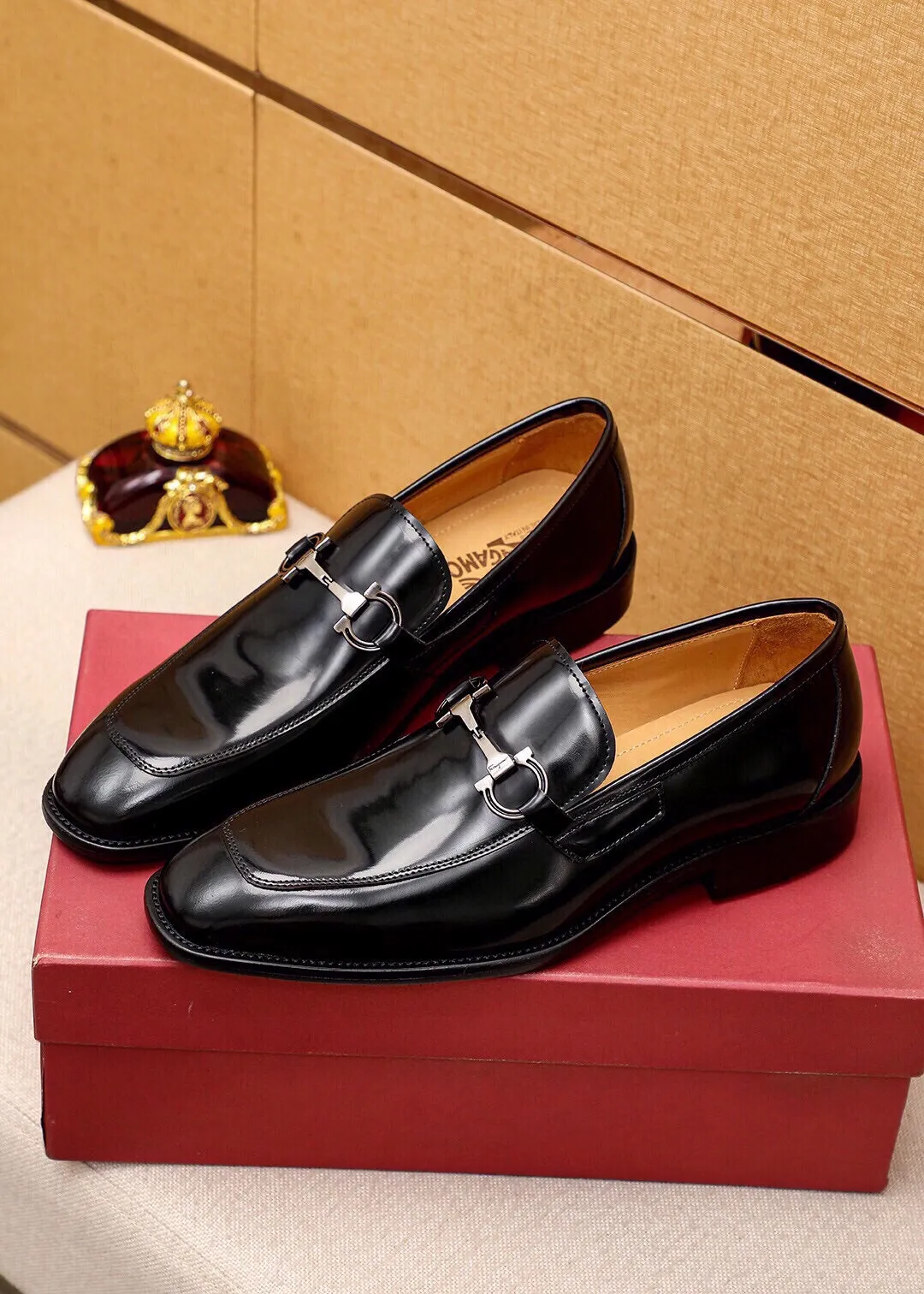Men's shoes 💰480 💐 Product trademark: Ferragamo "Ferragamo" casual leather shoes Regular size: 38-44 (45🉑️customized) Product materials: Selected imported first-layer open-edge beaded cowhide leather upper + luxury hardware buckle, imported water-dyed cowhide leather lining. Strong three-dimensional visual effect, original outsole color: 2 colors available